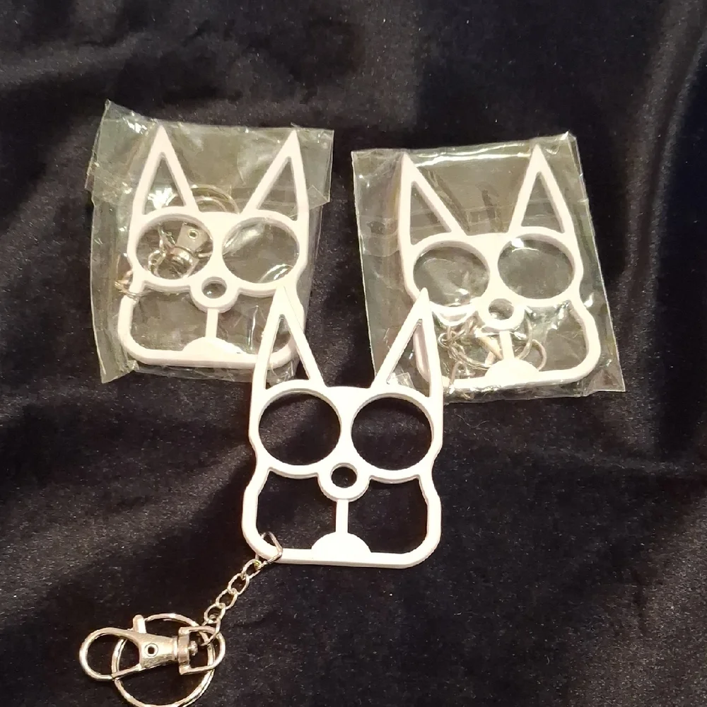 White Cat Keychain - Picture 1 of 2